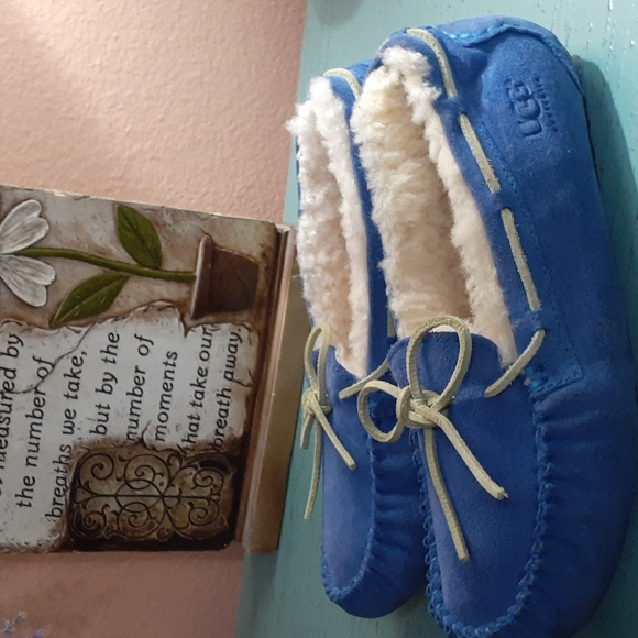 UGG SLIPPERS SZ 5 - Picture 4 of 7